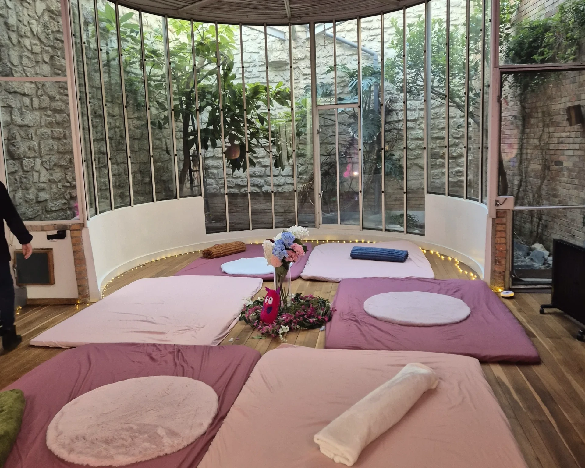 the prepared room: futons, round cushions, a bouquet in the centre